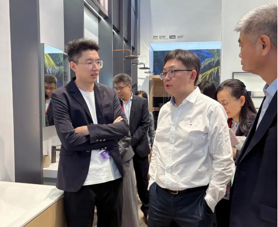 商務部領導一行蒞臨廣交會展位 歐路莎衛(wèi)浴獲肯定